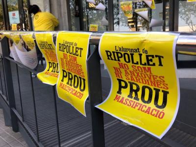 Les famlies protesten a Sabadell contra la massificaci a les aules  -Imatge 1-