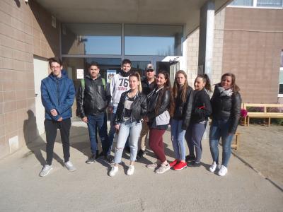 Dos centres de dia de Ripollet reben la visita de l'alumnat de PFI del Patronat Municipal d'Ocupació -Imatge 1-