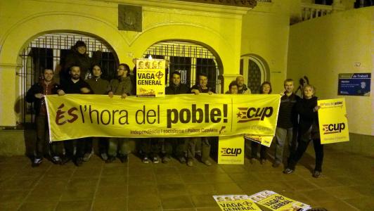 La CUP organitza un acte davant l'Oficina de Treball amb el lema 'És l'hora del poble' -Imatge 1-