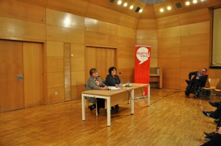 La diputada socialista, Isabel López, critica la nova llei de pensions en un acte al Centre Cultural -Imatge 1-