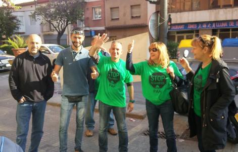 Vuitè dia de protesta de la PAH Ripollet-Cerdanyola davant La Caixa de Quatre Cantons  -Imatge 1-