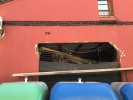 Un accident d'un camió d'escombraries causa dos ferits lleus i danys a la façana de la Pizzeria Egi -Imatge 2-