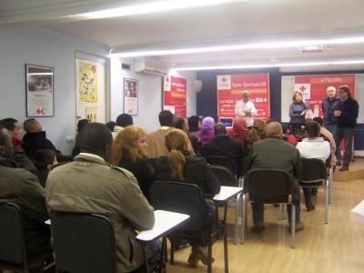 Lliurats els diplomes dels tallers de Creu Roja per a persones estrangeres -Imatge 1-