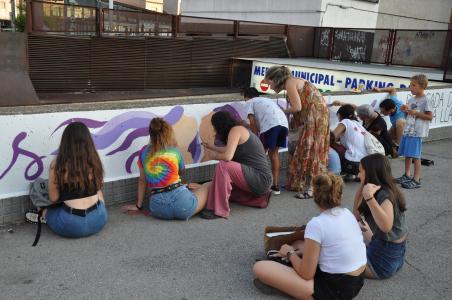 El Comitè de Dones repinta el mural de la plaça del Molí -Imatge 1-