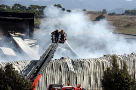 Un incendi en una fàbrica de Can Salvatella crema 1.800 metres quadrats -Imatge 1-