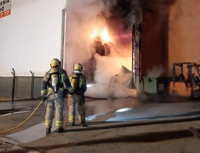 Incendi a una fbrica de productes de neteja del carrer del Riu -Imatge 1-