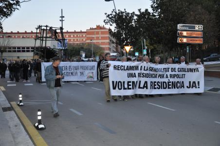 La gent gran es torna a manifestar per demanar accions concretes per a la residència -Imatge 1-