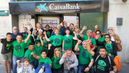 Process reivindicativa de la PAH per les sucursals de Caixabank a les Fontetes, a Cerdanyola -Imatge 1-