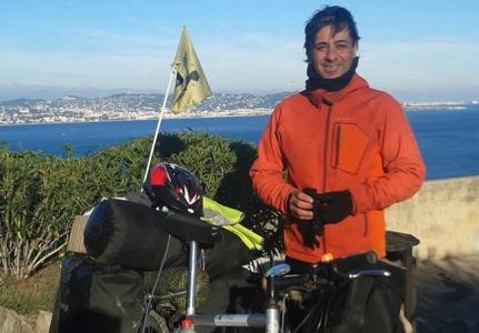 Un ciclista recorrerà Espanya des de Ripollet per reclamar les '5 de la PAH' -Imatge 1-