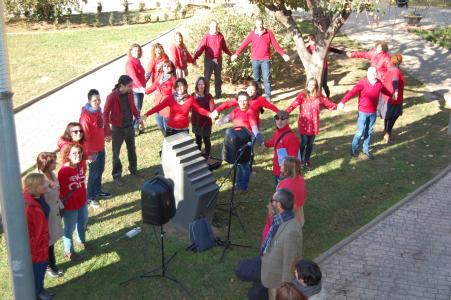 Llaços vermells humans per commemorar el Dia Mundial de la Sida -Imatge 1-