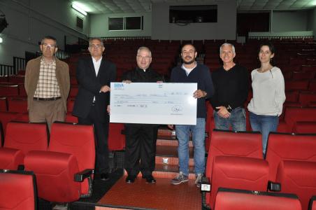 L'entitat Amics del Teatre dóna 900 euros a Càritas  -Imatge 1-