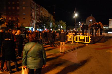 Un centenar de persones s'apleguen a la plaça del Molí contra el tribut metropolità -Imatge 1-