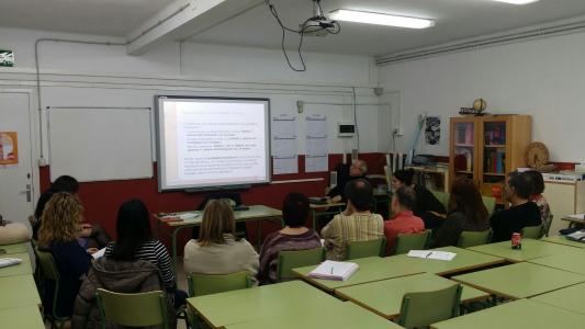 Sessió informativa al professorat del Jaume Tuset sobre la regularització de les persones migrades -Imatge 1-