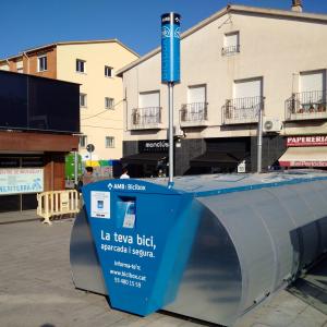 L'AMB instal·la un aparcament de bicicletes Bicibox a la plaça de Pere Quart -Imatge 1-