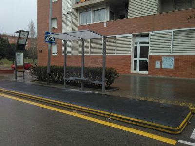 S'instal·len noves marquesines i plataformes per al bus a l'avinguda de Maria Torras -Imatge 1-