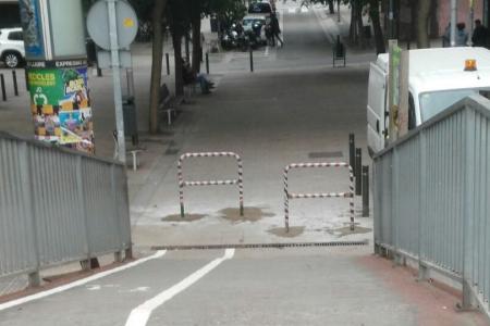 S'instal·len uns elements de seguretat viària a la passarel·la de vianants de la C-58 -Imatge 1-