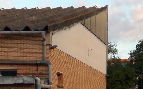 Propera retirada d'una coberta de fibrociment a l'escola Ginesta -Imatge 1-