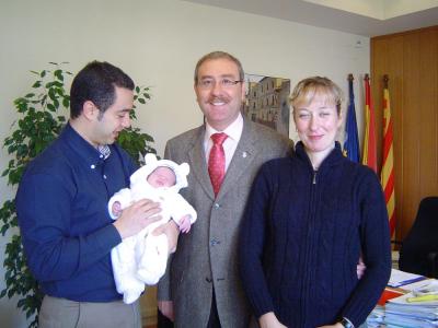 Sofia, la primera ripolletenca de 2006, és rebuda a l'Ajuntament  -Imatge 1-
